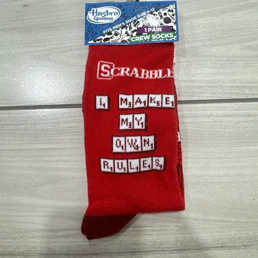 NWT Hasbro gaming men’s red scrabble tile “I make my own rules” crew socks‎ size